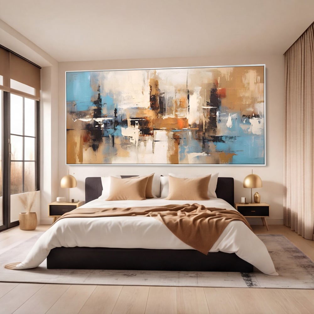 Tablou canvas cu pictura abstracta cu linii verticale, in rama de aluminiu argintiu, pe perete intr-un dormitor